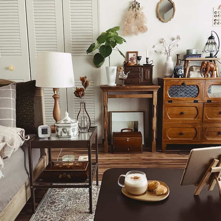 ベージュとウッドトーンの寝室、レトロな家具と自然の小物が配置された落ち着いた雰囲気のインテリア