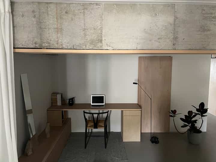 夫のワークスペースは、少し深めの色のトーンで。
ブラックのYチェアーと、フロアランプでシックに。
観葉植物も、少し濃いめのグリーンで統一感を◎

#ワークスペース #書斎 #カールハンセン&サン
#Ychair  #dafinelamp   #LNMINA
#観葉植物