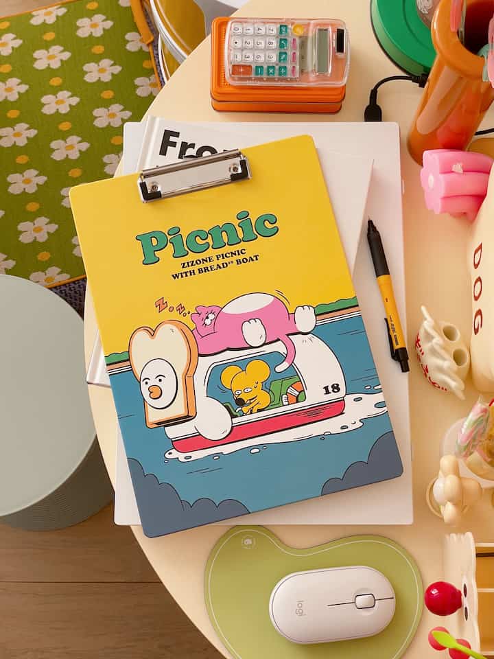 黄色と緑のトーンが特徴の一人暮らし用ホームオフィスデスク、遊び心あるレトロなミッドセンチュリーモダンのインテリア