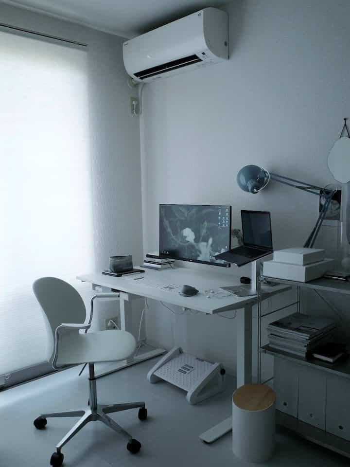 週に2,3度在宅で仕事をするので、自室のワークスペースは常によりよい環境をもとめて試行錯誤しています。デザイナー6年目のデスク。
見た目はあれですが、フットレストがあると姿勢が安定してかなり作業しやすいです。

昇降式デスクにしたくてikeaのこちらを買ったのですが、立って作業するのも疲れるな…ということであんまり動かしていません、、


#デスク #デスクインテリア #デスクまわり #ワークデスク #ikeaデスク #FRITZHANSEN #MOHEIM #在宅勤務 #在宅ワーク