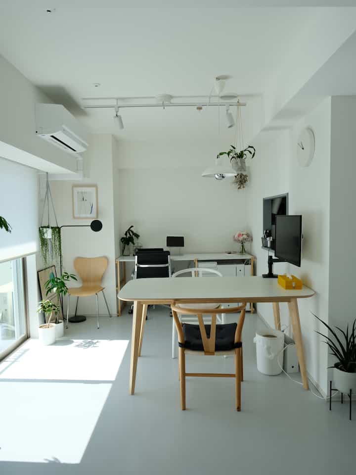 ホワイトと木目調が調和したシンプルなホームオフィス、机とオフィスチェアが配置され、明るく清潔感のある雰囲気のインテリア