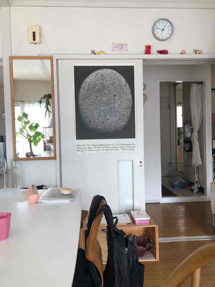 白と木目調のシンプルなダイニング、ダイニングチェアと壁時計が配置された雰囲気のあるインテリア