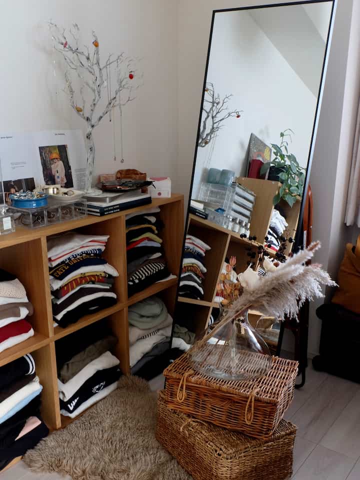 鏡の前のバスケットが2段になりました🫶
素材違いかわいい...♩

#衣装部屋 #クローゼット #バスケット #カゴ #シーグラスバスケット #全身鏡 #無印良品 #スタッキングシェルフ 