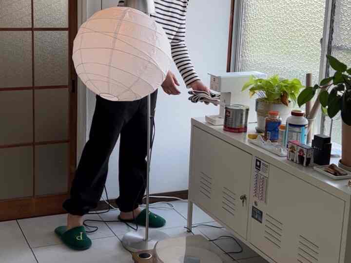 IKEAのレゴリート(ランプカバー)をレールスタに引っ掛けてみました。
意外と悪くないぞ。お手軽にランプ入れ替えた気分でいいですね。☺️
#ランプ #照明スタンド #ikea #ホワイトウッドインテリア #一人暮らし 