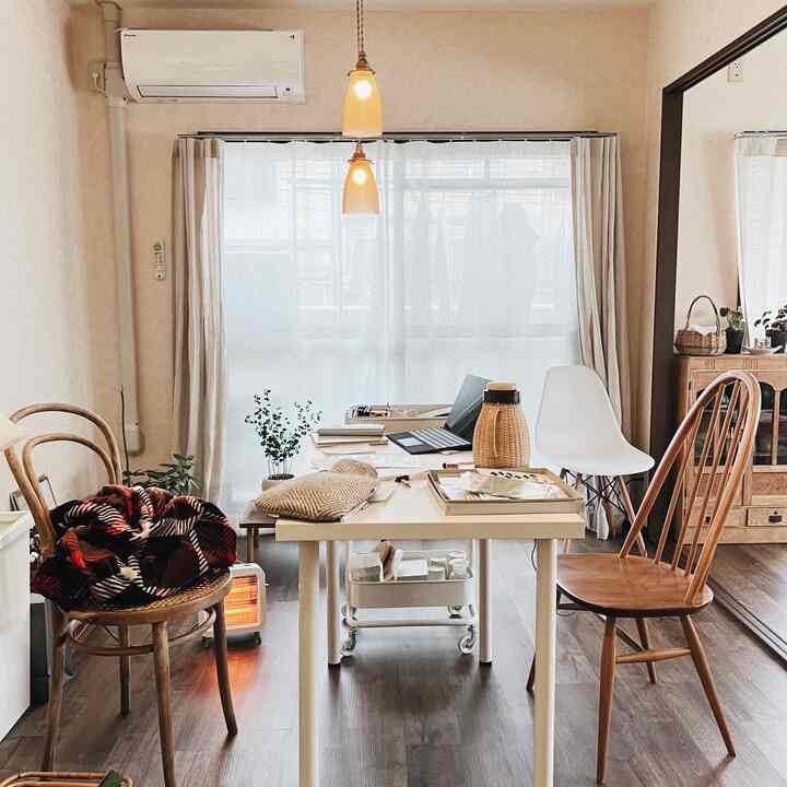 白と木目調が調和したコンパクトなダイニング、シンプルで自然な雰囲気のスタジオアパートの空間