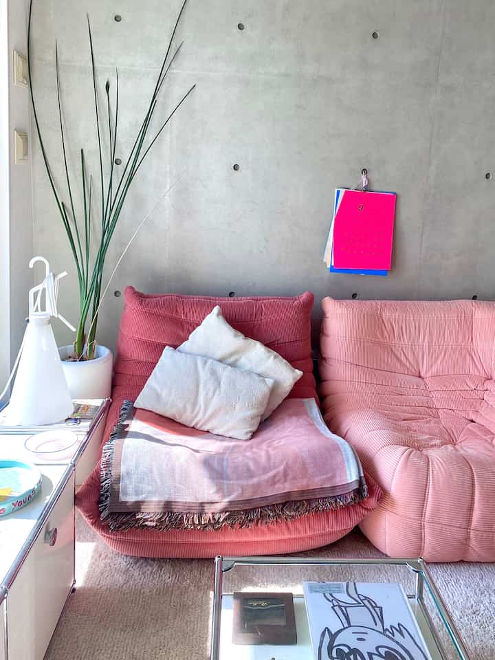 Now that autumn has arrived, direct sunlight begins to come in.

#usmHaller #リーンロゼ #ligneroset #ロゼトーゴ #ソファ #サイドボード #テーブル #ローテーブル #インドアグリーン #観葉植物 #flos #奈良美智 #リビングルーム