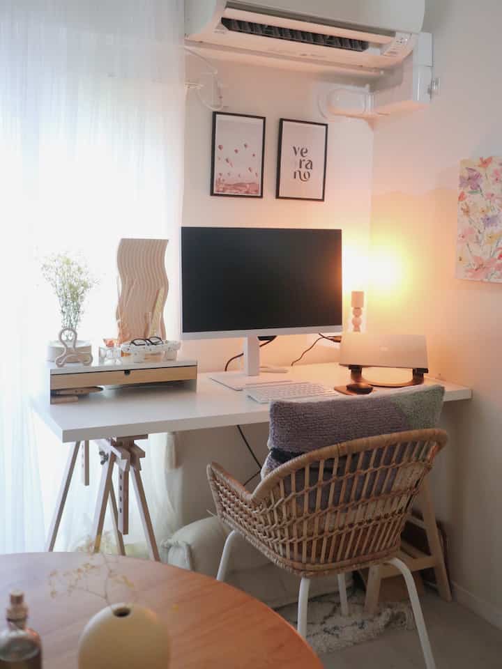 IKEAで揃えたMy worksspace🖥🤍

______________________________ 
#海外インテリア #一人暮らし#インテリアコーディネート模様替え#ルームツアー #ikea購入品 #ソファ #リビングインテリア #インテリア雑貨 #vlogger #roomtour#デスク