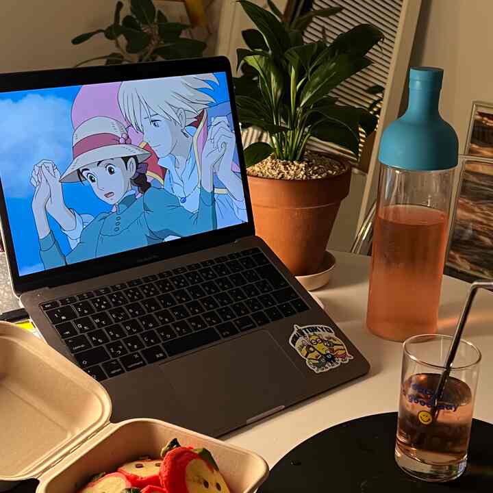 まったりタイム。☺️
無印のアセロラを飲みながら、自家製リンゴクッキーをパクリ。またまたハウルを見ながらリラックスしてました。(何回見たか忘れました。笑)

今回お勧めしたいのは、ズバリ、テラコッタの植木鉢！どこにでもあるけど、一周回ってシンプルなテラコッタの植木鉢は本当に可愛いです。余計な装飾もなくて、素朴な愛らしさがあるんですよね。
#リビングルームのインテリア #一人暮らし #無印良品 #ikea照明 #韓屋インテリア 