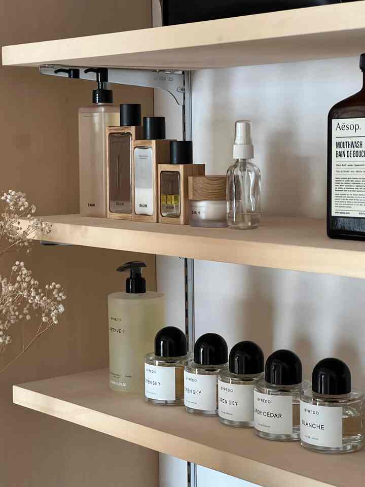 香水や化粧品

並べるだけでインテリアになって好きです
A型なのでピチッと並べます

#byredo
#baum
#aesop