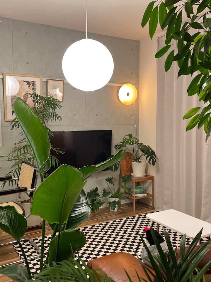 夜、電気を点けたお部屋🫶
#リビングルームのインテリア #リビングルーム #リビングライト #チェックラグ #IKEA #ラタンチェア 