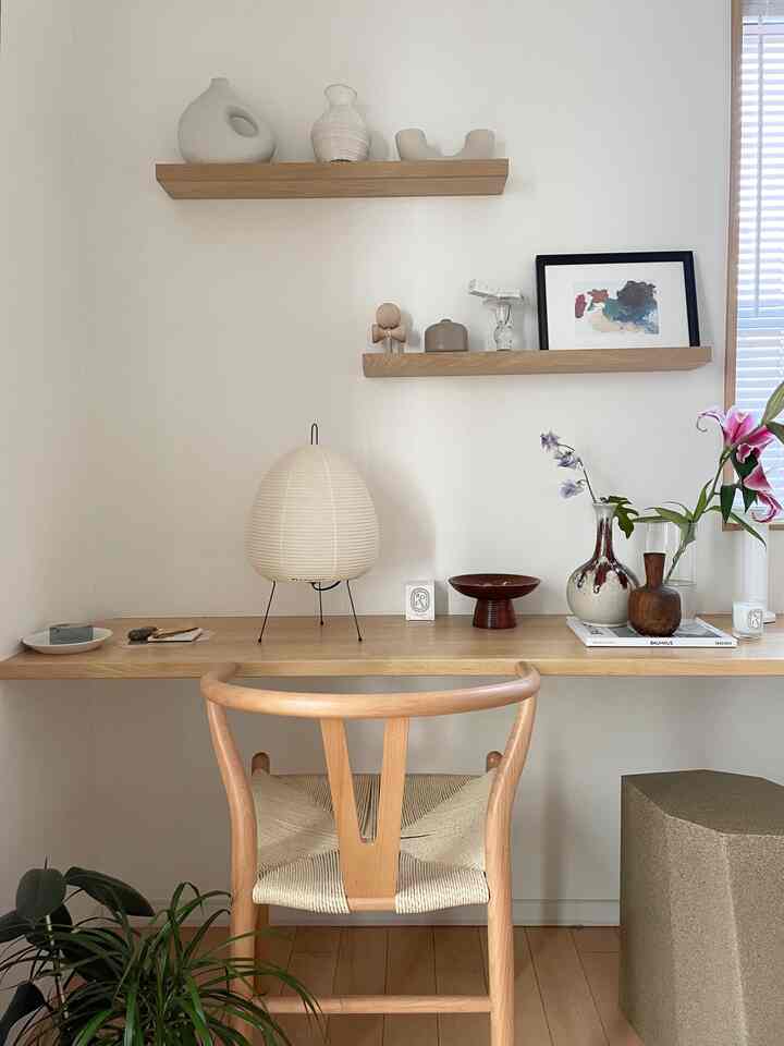 ナチュラルカラーの一人用デスクスペース、シンプルな家具と自然な装飾が配された落ち着いた雰囲気のインテリア