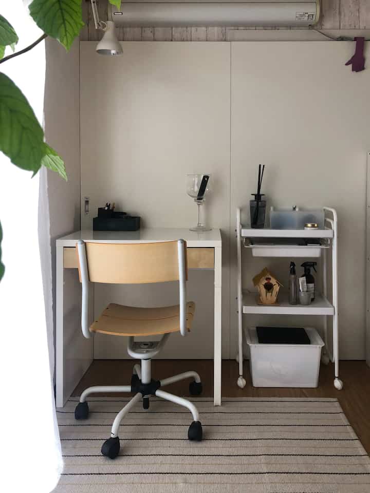 白とナチュラルカラーのリビングルームデスクコーナー、シンプルで実用的なワークスペース