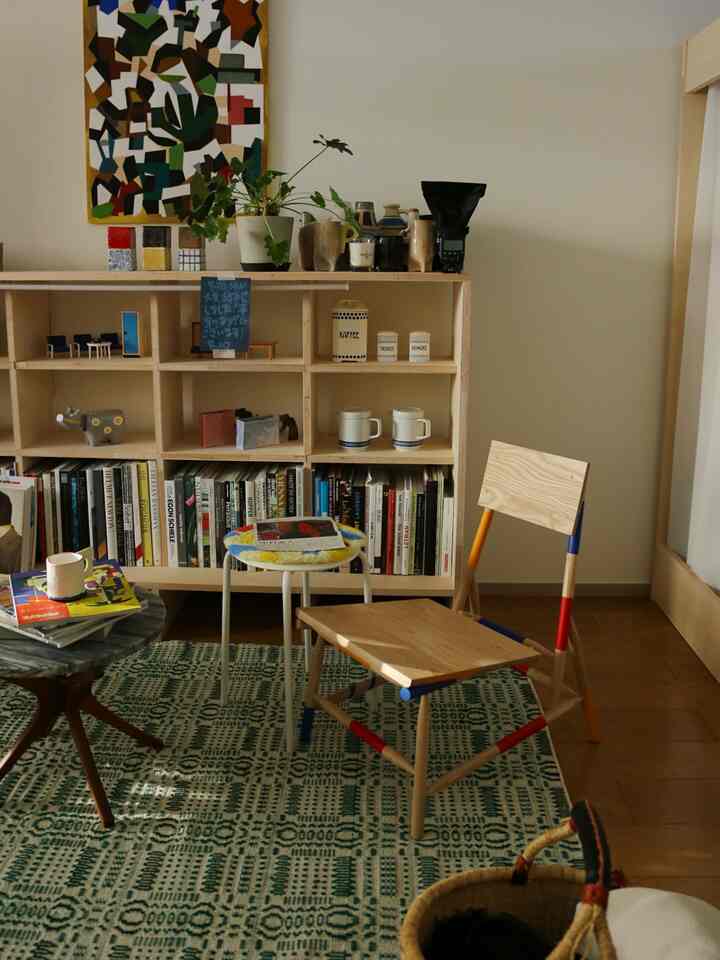 Saya bisa mengambil foto saat ada cahaya alami 🙋‍♂️
Klik di sini untuk postingan lainnya ▶︎ @zakka_ryo

Karena saya menjalani kehidupan vampir, akhir-akhir ini saya sering mengambil foto dari tengah malam hingga dini hari.

Namun karena saya terbangun karena teriknya sinar matahari, saya pun memotret ruangan tersebut pada siang hari. Lagi pula, cara matahari barat bersinar dan bayangan jatuh benar-benar bersinar.

Majalah tabloid di foto adalah brosur pameran di Museum Seni Meguro yang saya terima dari seorang teman. Museum ini kosong kapanpun saya pergi, tapi perencanaannya selalu sangat bagus. Desain brosurnya juga sempurna! Pasti ada kurator dan desainer berbakat! ! ! (Saya pikir itu)

#Interior #Desain Interior #HidupSendiri #InteriorRuang TamuSendirian #KamarRuang TamuSendirian #KamarRuang TamuSendirian #1LDKInterior #1LDKSewa #Sewa DIY #Perabotan DIY #KotakApple #Ruang Tamu #InteriorRuang Tamu #InteriorAnak #HidupdenganSeni #Desain Aneka Barang #BarangInterior #Denah Lantai #RentalRuang Tamu