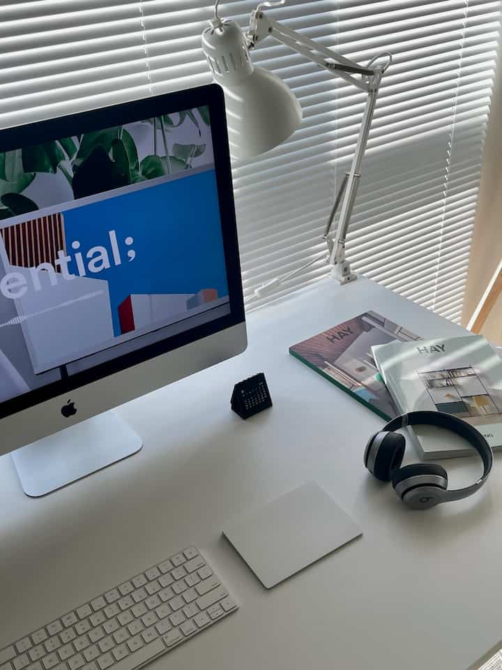 作業スペース👨‍💻
朝日をしっかり浴びて作業するタイプです。

HAYの憧れが詰まっているカタログ
お気に入りのヘッドホン🎧

そして無印の外観を邪魔しないミニカレンダー。

_______________________________________

2K 40㎡　2人暮らし同棲中👫
本当はミッドセンチュリーを目指してるけど
韓国インテリアも可愛くてよく購入してます🇰🇷

☟よく購入するお店
@furni_hunter 
@ikeajapan 
@littlerooms.jp 
@3coins_official 

#interior #mariobotta #paulkjaerholm #pk22 #sofa
#hermanmiller #slowdownstudio #isamunoguchi
#artemide #tolomeomega #strelitzia #monstera #green#interiorgreen #rug #ikea #dieterrams インテリア#賃貸インテリア
