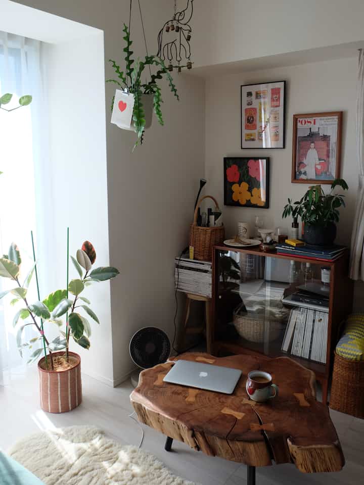 ガラスキャビネットの中をチラリ🕊️🍃

#ガラスキャビネット #キャビネット #journalstandardfurniture #ジャーナルスタンダードファニチャー #リビングインテリア #2ldkインテリア #インセンスホルダー #器 #お香立て #incense #incenseholder #plate #観葉植物 #ハンギンググリーン #インテリア雑貨 #ポスターインテリア #ポスター #interiorsgreen #plants 