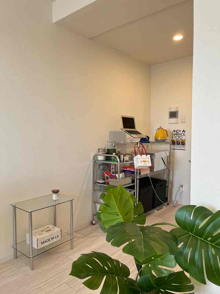 Natural color 8-mat room featuring transparent glass table and tidy storage with a laptop stand for remote work