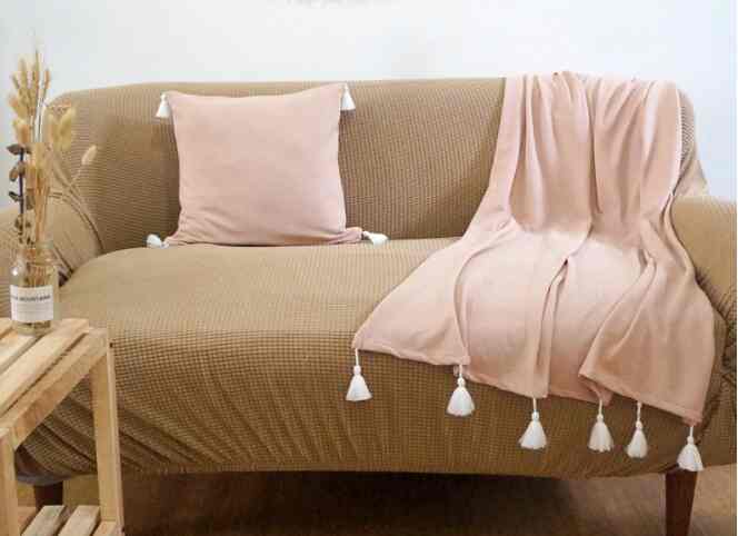 Blanket with tassel