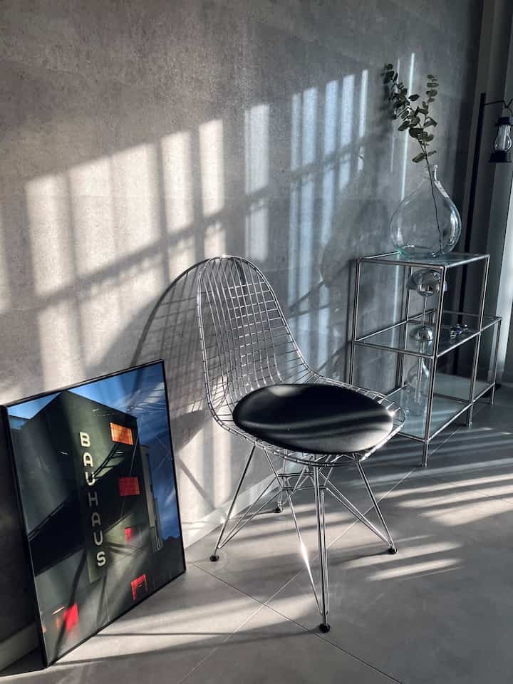 午後の日差しと家具が良い感じです。

#無機質インテリア #インダストリアル #グレーインテリア #モノトーンインテリア #シンプルインテリア 