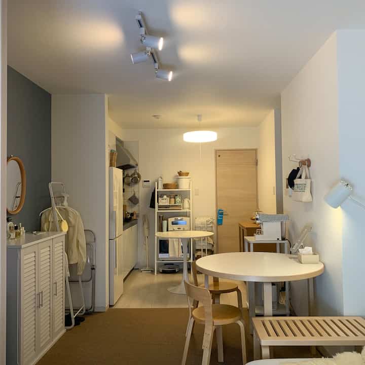 白と自然な木目調が調和したキッチンとダイニング、コンパクトでシンプルモダンな雰囲気のあるインテリア