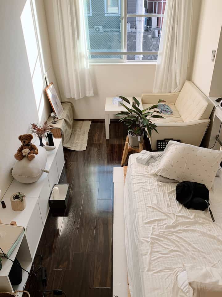 ロフトにあるベッドルーム＋リビングの全体像です。
ダークブラウンの床は秋仕様の色味が映える☕️

#1LDK
#1人暮らし
#ワンルーム 