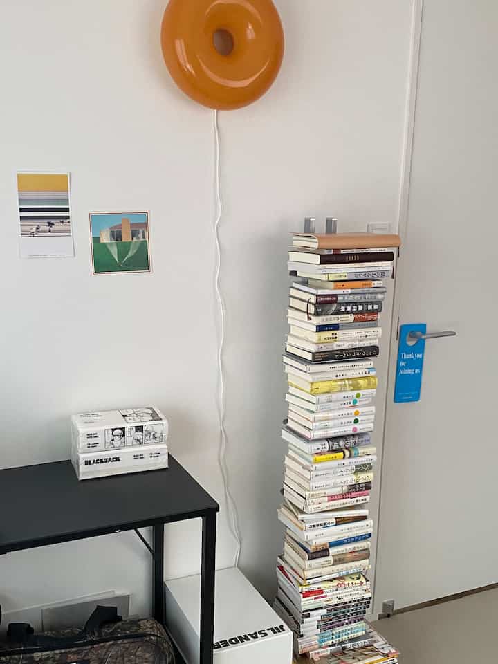 The IKEA lamp was sold out for a long time, but I'm glad I got it...the donut shape and orange color are so cute🧡

#Lamp #ブックタワー #本棚 #本棚インテリア #pop