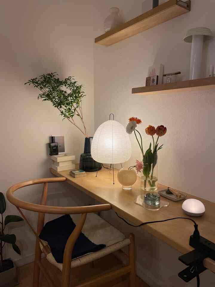 柔らかいブラウンのナチュラルなホームオフィス空間、机の上にアカリスタンドランプと花瓶が配置された落ち着いた雰囲気のインテリア