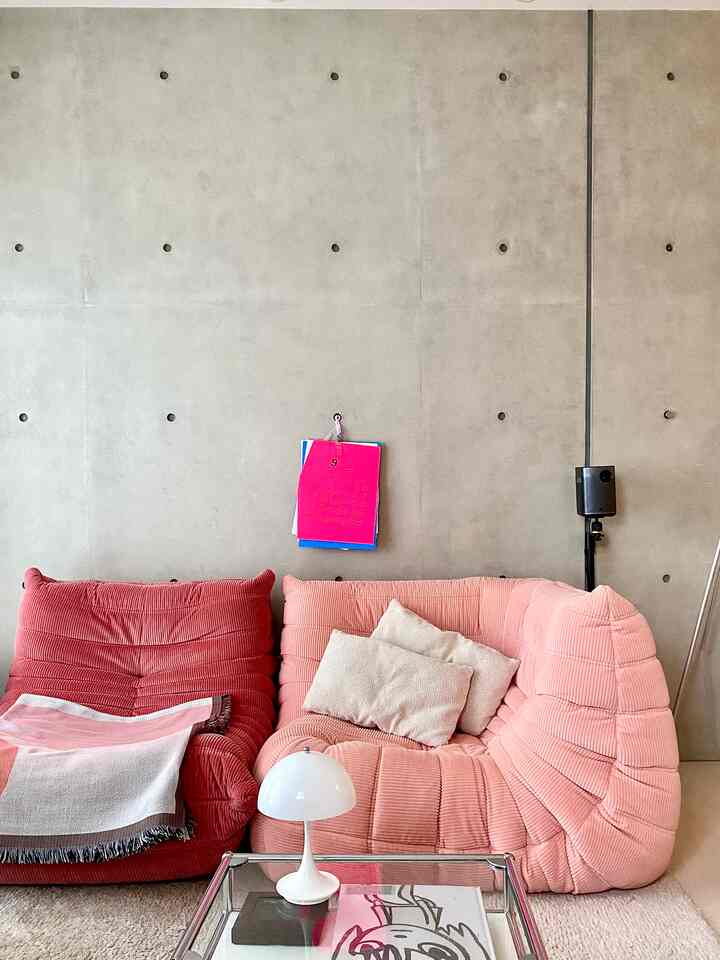 カレンダーとトーゴ

#ピンクのインテリア #ロゼトーゴ #ligneroset #リーンロゼ #ソファ #ルイスポールセン #usmハラー #ラグ #プロジェクター 