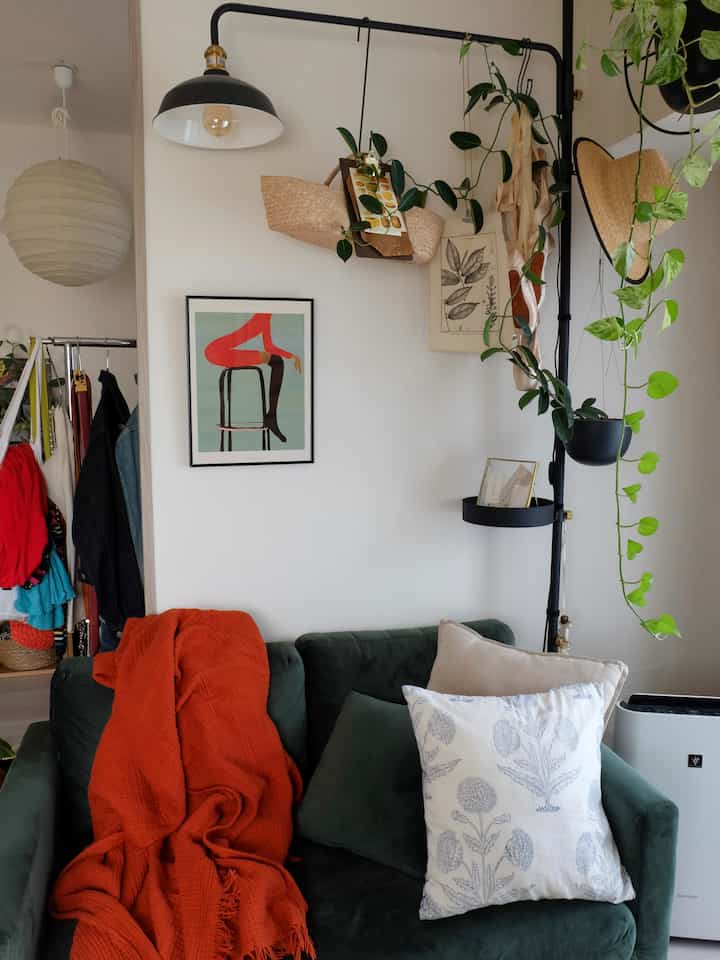 ソファは汚れが目立たないから濃い色にして正解だった🙆‍♀️

#グリーンソファ #2人掛けソファ #ソファ #リビング #リビングインテリア #ドローアライン #drawaline #観葉植物のある暮らし #ハンギンググリーン 