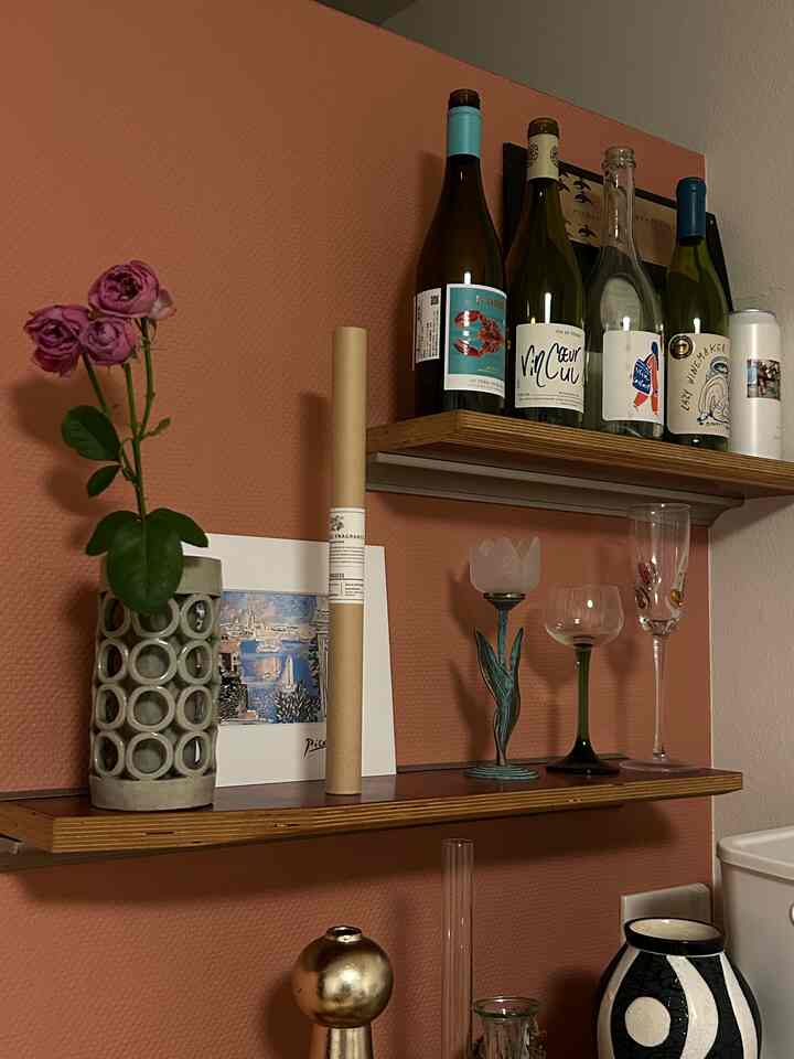 たまたま寄ったお花屋さんで、バラをサービスしてくれたよ💐 普段自分じゃ買わない色だけど、意外にもマッチして可愛い…!!!

#シェルフ #棚 #棚のインテリア  #棚を飾る #飾り棚 #花瓶 #花瓶インテリア  #キャンドルホルダー #バラ #花 #花のインテリア #お香 #インセンス #インセンスホルダー 