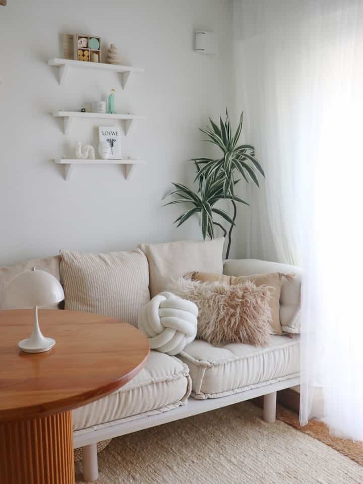 お気に入りのダイニングテーブル&ソファ🛋️🤍🤎

______________________________ 
#海外インテリア #一人暮らし #ikea #vlogger #roomtour 
