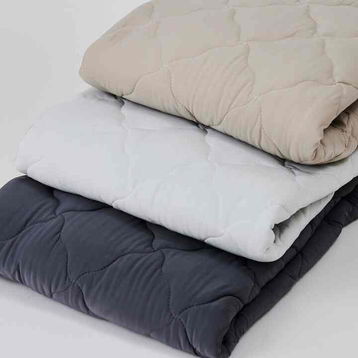 もちもちタッチの強冷感とコットンパイルのリバーシブル敷きパッド