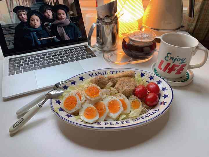 白を基調としたキッチン、マンハッタン柄の皿とマグカップが配置された雰囲気のあるホームカフェの朝食空間