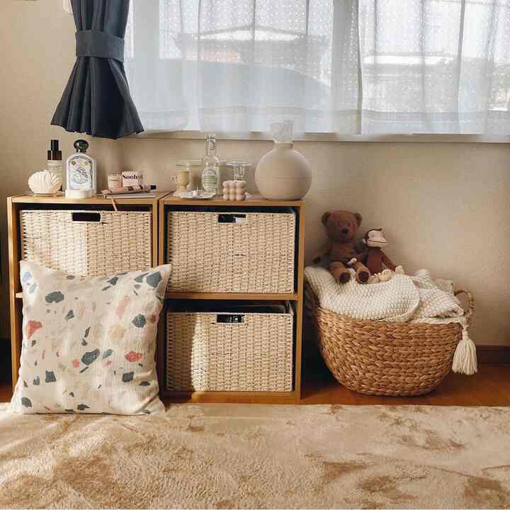 ベージュと木目調の調和した狭い収納スペース、カラーボックスとバスケットに雑貨が置かれた雰囲気のある韓国インテリア