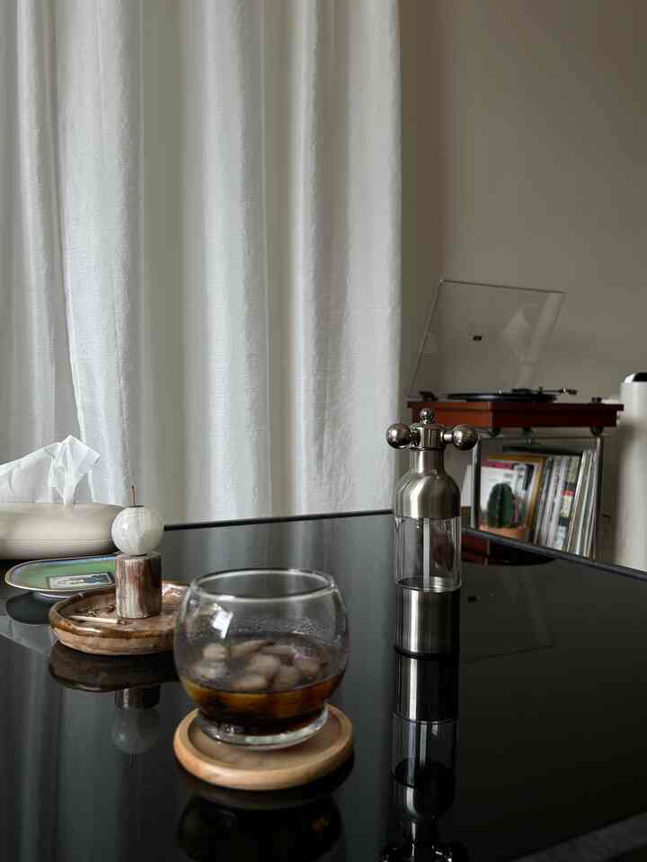 蛇口みたいなデザインが可愛いペッパーミル🧂🚰
置いておくだけでもお洒落すぎる…♡

#ペッパーミル #ソルトミル #キッチングッズ #レコードプレーヤー #コーヒーカップ #コーヒーテーブル #レコードのある暮らし 