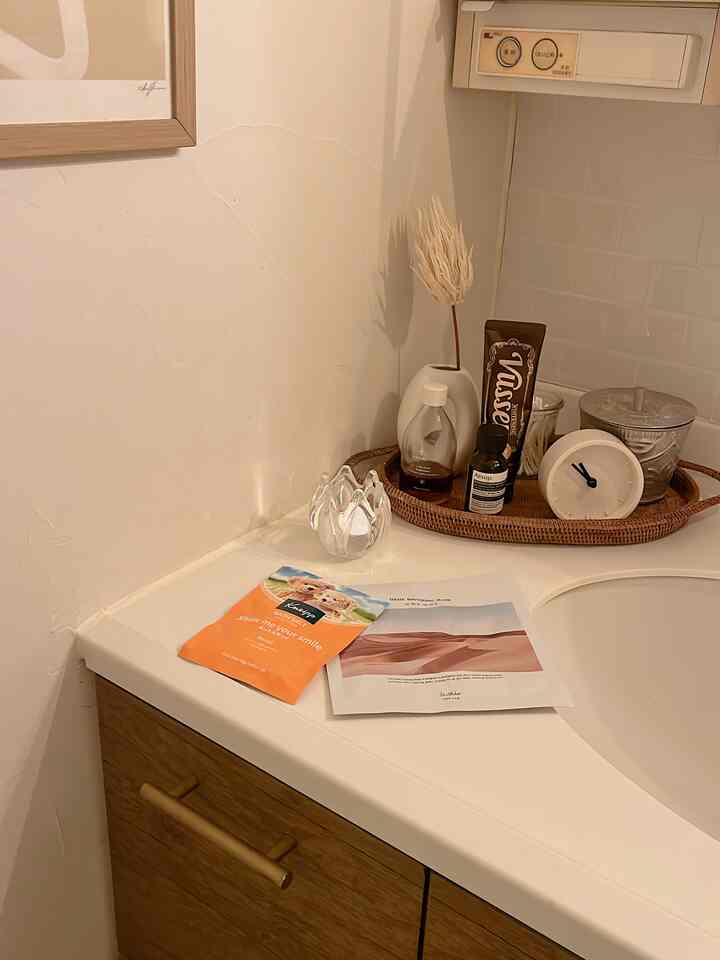 ベージュと木目調のバスルーム洗面台、温かみのある雰囲気のあるインテリア