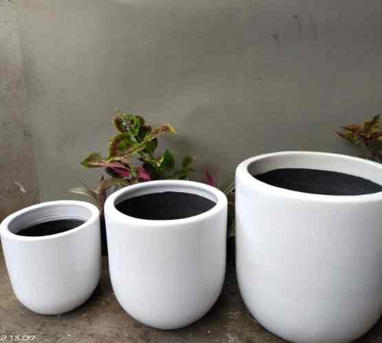 pot putih tanah liat