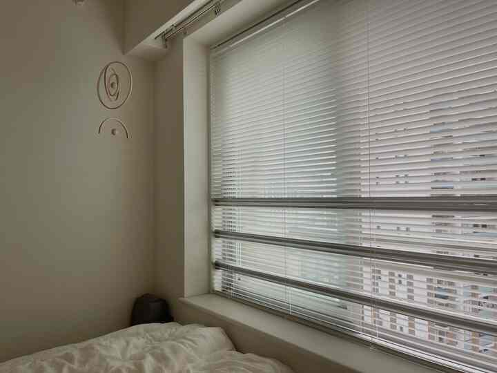 お気に入りのベッドルーム🛌

ダブルベット2つくっ付けて家族4人+🐶で寝ています。

こちらは余白を大事にしてものを置かないようにしています。

カーテンからブラインドに変えたことでスッキリ✨

#賃貸インテリア
#賃貸寝室
#賃貸diy
#ブラインド 
#リネン寝具 