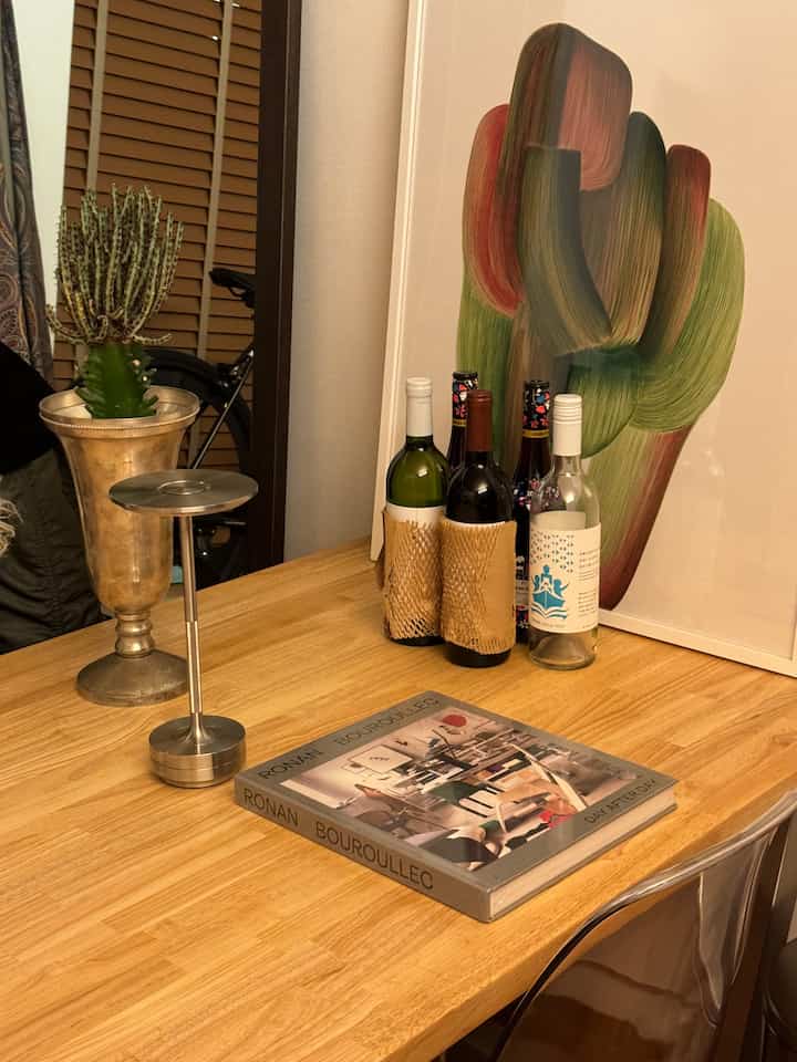 大好きなRonan Bouroullec様のデザイン本が届きました！
海外配送の関係で角がちょっと折れててショックでしたが、、
とっても素敵で相棒になりそうです

#一人暮らし
#デザイン
#インテリア
#俺の部屋