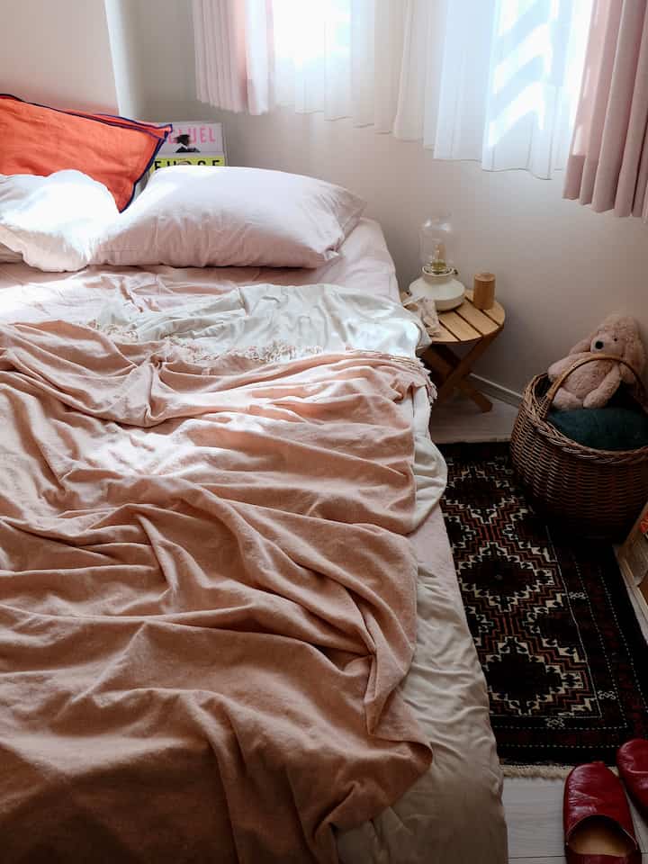 IKEAとザラホーム、無印用品がほとんどの寝室。
1番コスパを抑えた部屋かもしれない笑


#ベットルーム #ザラホーム #IKEA #IKEAランプ #モロッカンテイスト #ブランケット #ピンク #ピンクのインテリア #zarahome #寝室 #寝室ラグ 