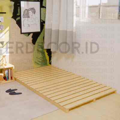 Alas tempat tidur kayu