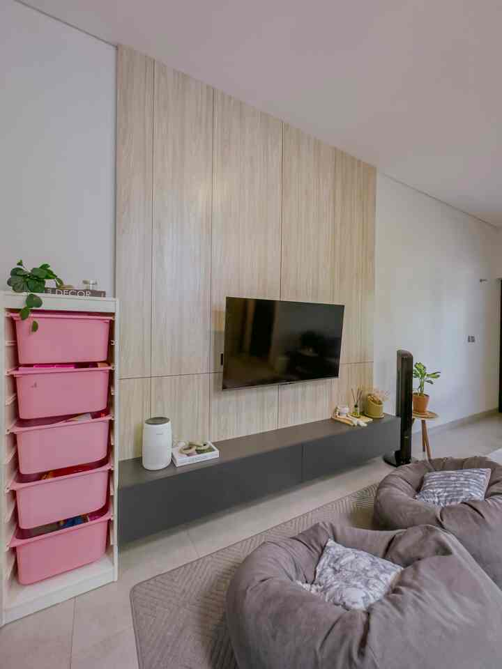 This is Our Cozy Space 🤎

The TV room and family room become one, although the size is not large, it is very comfortable.
With a minimalist and industrial touch, plus a bean bag that adds comfort when watching TV every day with the family.
We also placed a children's toy shelf next to the TV backdrop, making it easier for children to play in this room.
One room has many functions 🤎
#family room
#TV room
#industrial
#minimalist
#modern
#homedecorinspo
#aesthetichomedecor
#roomdecorinspo
#limitedlandhouse
#clusterhouse
#tinyhouse
#house72m2
#livewithkids
#home interior
#room interior
#homeinspo
#cozyhome
#ourhome
#homewhereourfamilylives
#homedemahendra