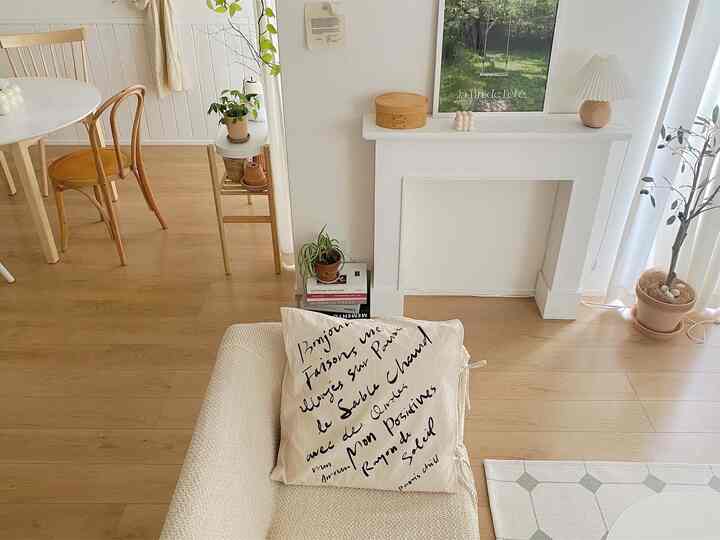 밝은 여름의 햇살이 들어와 기분이 좋아🐥🧡


＃ホームスターグラム＃ホームスターグラム＃家の装飾＃ホームスイートホーム＃ホーム＃ホームスタイリング＃インテリア＃住宅＃居間＃リビングインテリア＃小道具インテリア＃レース＃ラタン＃ラグ＃マイホーム＃リビング＃韓国インテリア＃ポスター＃サイドテーブル #ラグ
#ソファカバー #マントルピース