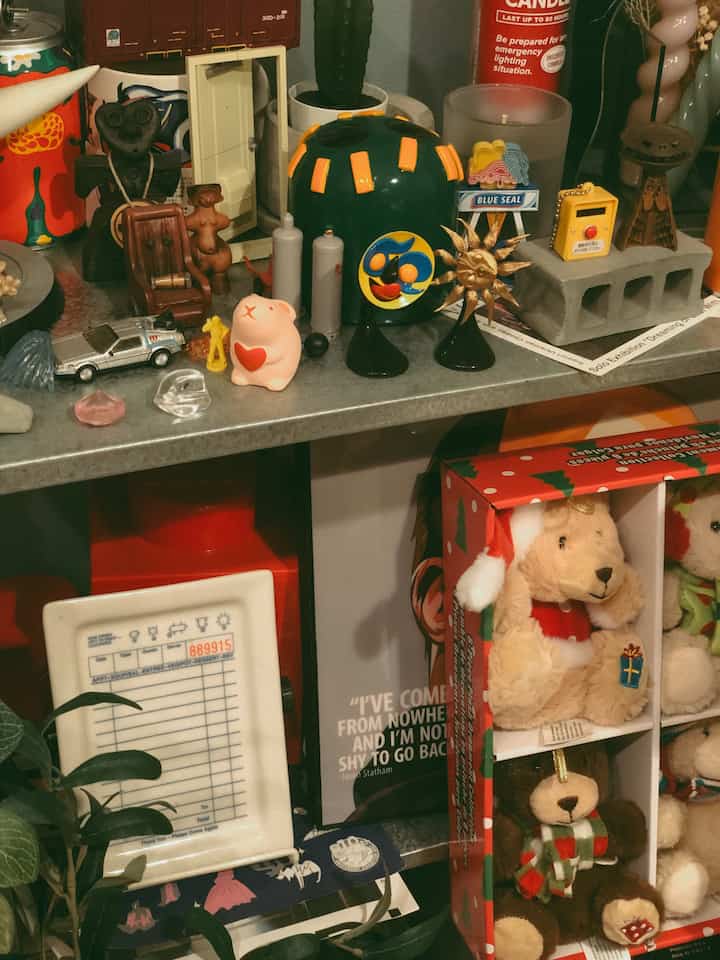 金属トレイに様々な装飾品が置かれ、クリスマスのぬいぐるみの箱が配された雰囲気のあるインテリア