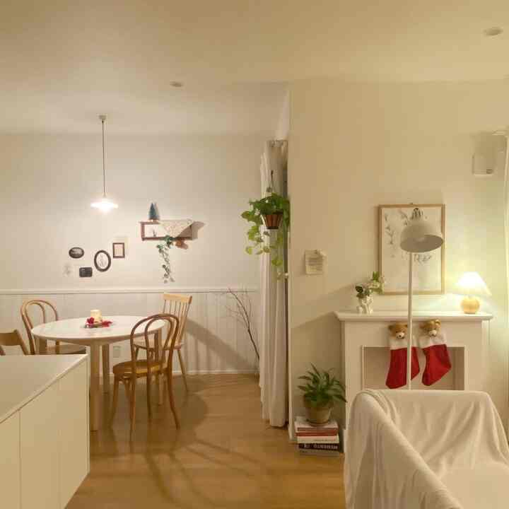 温かみのある木目調と白を基調としたナチュラルなダイニングとリビング、居心地の良い雰囲気のあるインテリア