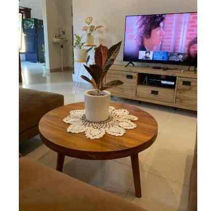 Meja bulat kayu solid