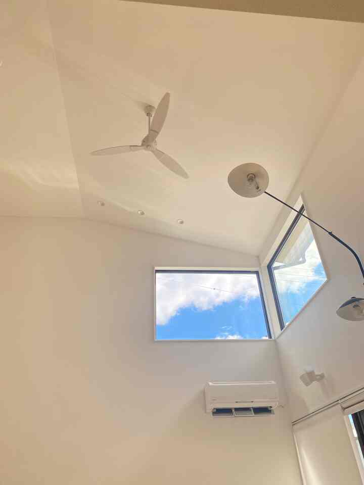 明るく清潔感のある白色調のモダンな空間、大きなコーナー窓と高い天井が印象的なインテリア