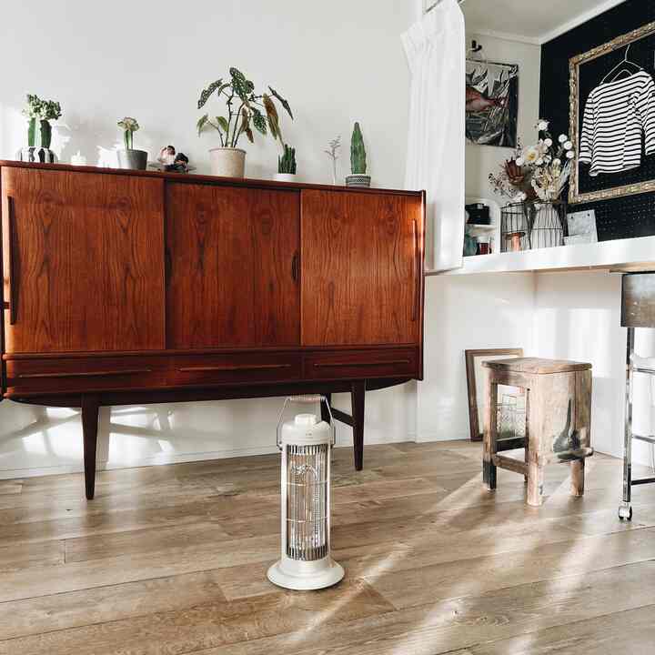 あったか準備 🧤🧦🔥
無垢の足場板床がいい味出てきた！

#冬仕度 #カーボンヒーター #北欧 #北欧インテリア #北欧ビンテージチェスト