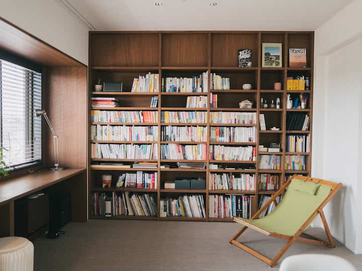 本好きの館💁‍♀️

壁一面の本棚、に何より憧れて、
書斎はぜーったいに壁一面の本棚を作ってね！と夫にお願いしました☺️

Kindleで読むシーンが増えているけれど、髪の本はやっぱりいいよねぇ。

#書斎 #本棚 