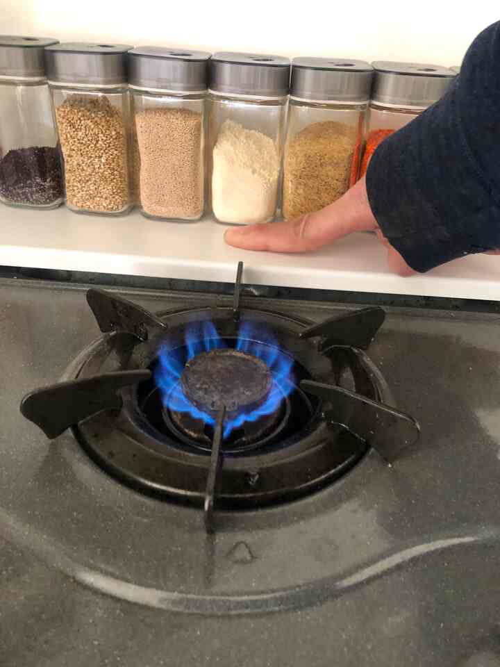 There is no problem at all if you put seasonings on the gas stove cover. The kitchen storage space that cannot be hidden was filled.

#Gas stove cover #ミニマリスト #楽天room