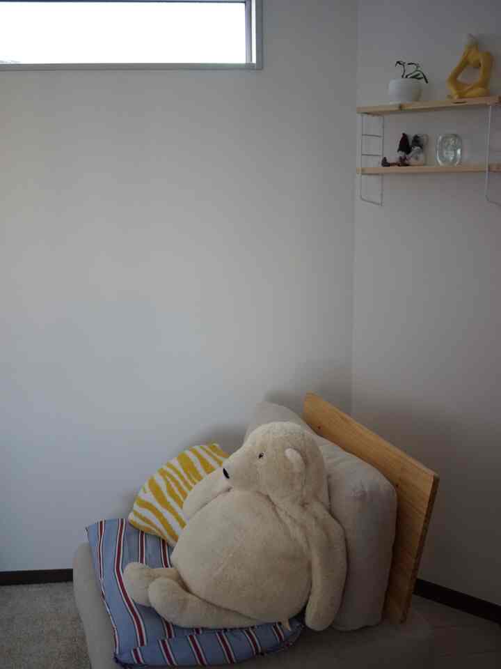 さりげなく信号カラーが揃ってる
🟥🟨🟦

#カラフルインテリア #海外風安定 #リビングルームのインテリア   #リビングルーム 